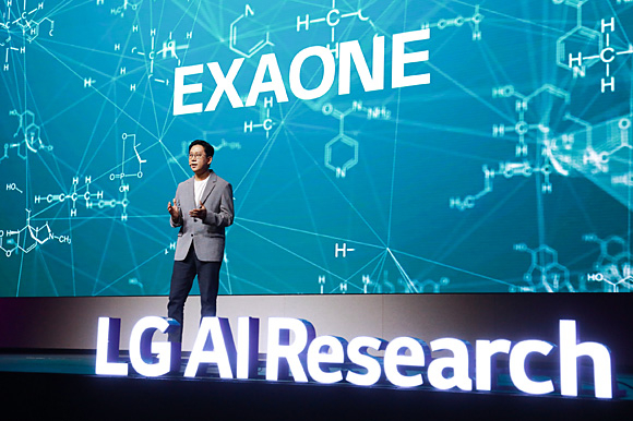 지난달 서울 마곡 LG사이언스파크 컨버전스홀에서 열린 ‘LG AI 토크 콘서트 2023’에서 배경훈 LG AI연구원장이 ‘엑사원(EXAONE) 2.0’을 발표하고 있다. LG 제공