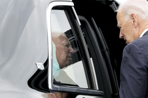 한미일 정상회의를 하루 앞둔 조 바이든 미국 대통령이 17일(현지시간) 펜실베이니아주 아보카의 윌크스바레 스크랜턴 국제공항에 착륙한 전용기에서 내려 차량에 탑승하는데 거울에 얼굴이 비치고 있다. 상당히 피곤해 보이는 얼굴이다.  아보카 AP 연합뉴스