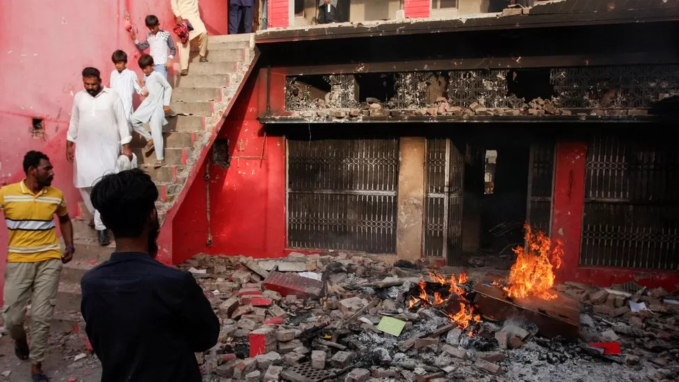 파키스탄 동부 자란왈라의 기독교 신도들이 16일(현지시간) 불에 탄 교회 건물을 살펴보고 있다. 자란왈라 로이터 연합뉴스