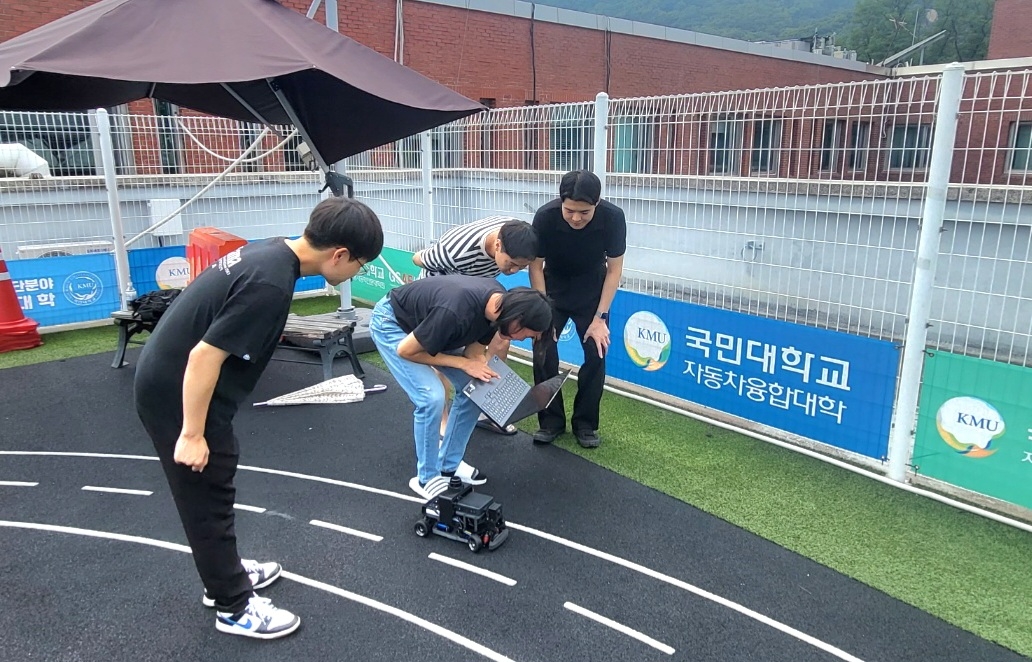 선문대 미래자동차공학부 학생들이 ‘경진대회’에서 기량을 선보이고 있다. 선문대 제공