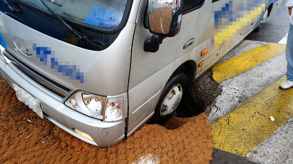 18일 오전 제주국제공항 입구 교차로에 발생한 포트홀에 렌터카 셔틀버스가 빠지는 사고가 발생했다. 사진은 사고 현장 사진. (제주도 자치경찰단 제공) 2023.8.18 연합뉴스