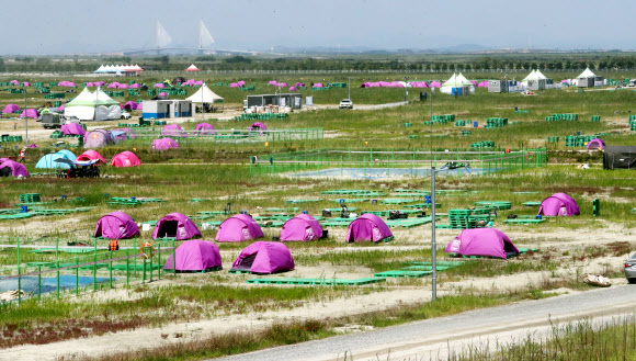 8일 2023 새만금 세계스카우트 잼버리 대원들이 떠난 전북 부안군 잼버리 야영장에 텐트만이 남아 있다. 2023.8.8 연합뉴스