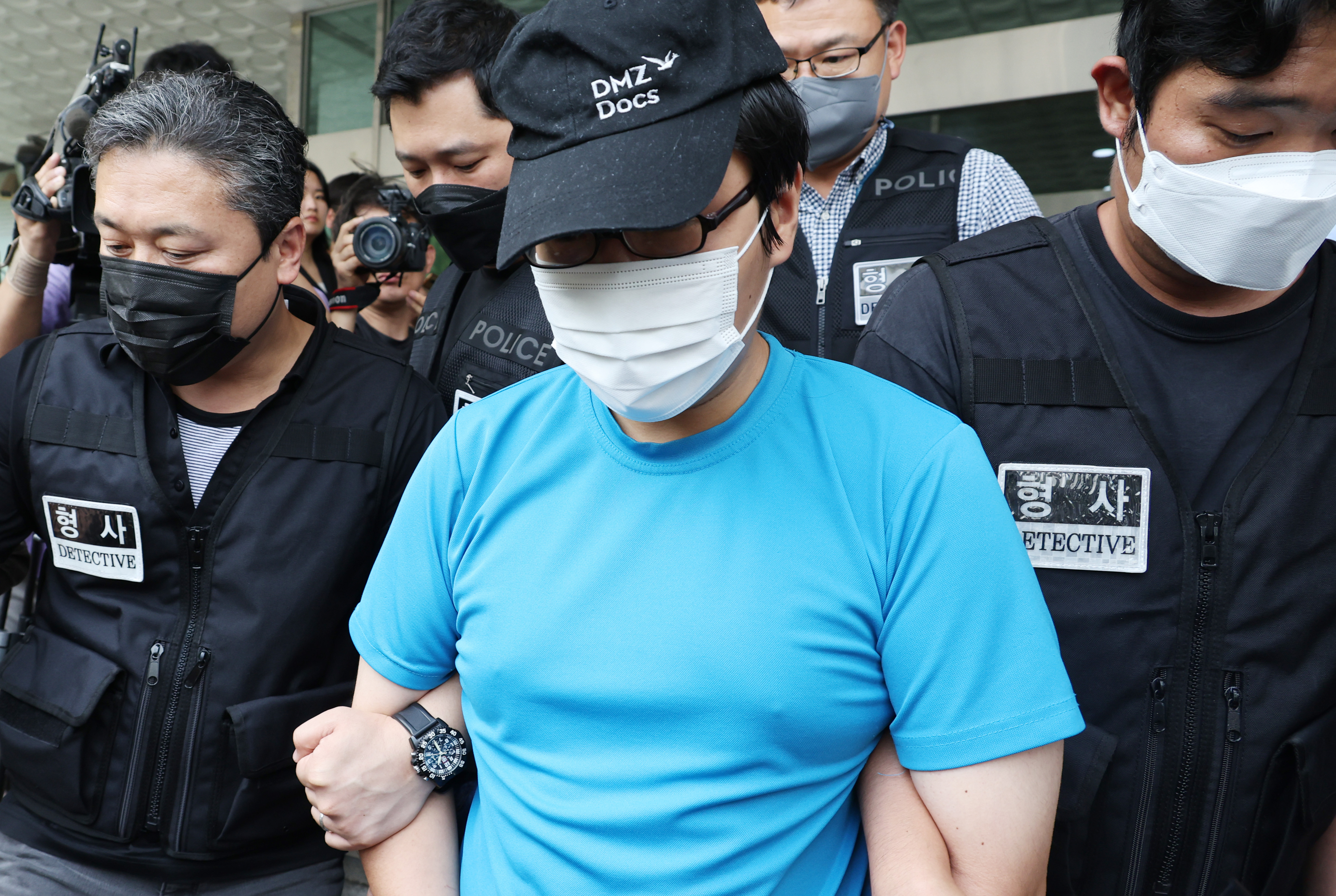 서울 신림동 등산로 성폭행 사건의 피의자 최모씨가 지난 19일 구속 전 피의자 심문을 위해 관악경찰서를 나서고 있다. 연합뉴스