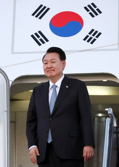 한미일 정상회의를 마친 윤석열 대통령이 18일(현지시간) 미국 워싱턴DC 인근 덜레스 국제공항에서 귀국길에 오르며 전용기인 공군 1호기에서 환송객을 바라보고 있다. 2023.8.19 연합뉴스
