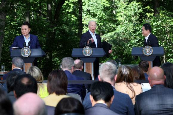 윤석열 대통령과 조 바이든 미국 대통령, 기시다 후미오 일본 총리가 18일(현지시간) 워싱턴DC 인근 미국 대통령 별장인 캠프 데이비드에서 한미일 정상 공동기자회견을 마친 뒤 단상을 내려가고 있다. 2023.8.19 연합뉴스