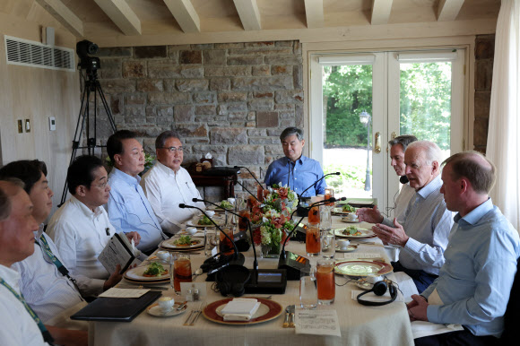 윤석열 대통령이 18일(현지시간) 워싱턴DC 인근 미국 대통령 별장인 캠프 데이비드에서 조 바이든 미국 대통령, 기시다 후미오 일본 총리와 오찬을 함께하고 있다. 2023.8.19. 연합뉴스