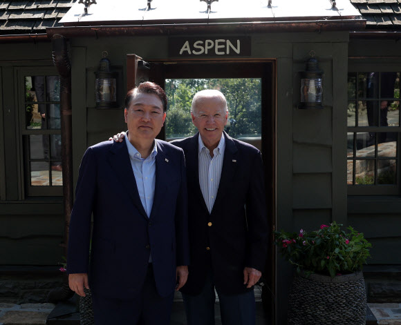 윤석열 대통령과 조 바이든 미국 대통령이 18일(현지시간) 워싱턴DC 인근 미국 대통령 별장인 캠프 데이비드의 대통령 전용 숙소인 ‘아스펜’ 앞에서 기념촬영을 하고 있다. 2023.8.19. 연합뉴스