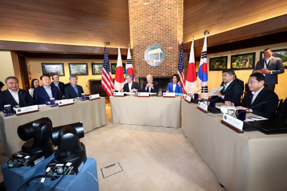 윤석열 대통령이 18일(현지시간) 워싱턴DC 인근 미국 대통령 별장인 캠프 데이비드의 로렐 로지에서 조 바이든 미국 대통령, 기시다 후미오 일본 총리와 한미일 정상회의를 하고 있다.  2023.8.19 연합뉴스