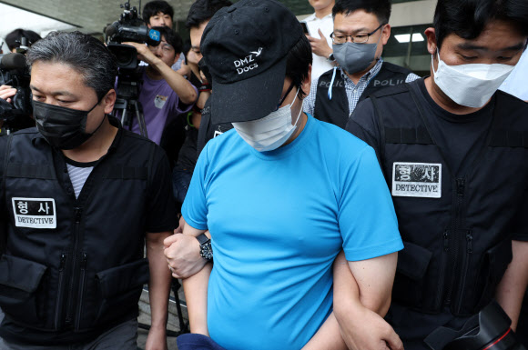 신림동 등산로 성폭행 사건의 피의자 최모씨가 19일 서울중앙지법에서 열리는 영장실질심사를 위해 관악경찰서를 나서고 있다. 2023.8.19 연합뉴스