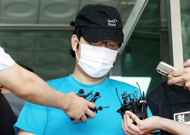 한낮에 서울 관악구 신림동 공원 인근 등산로에서 여성을 무차별적으로 폭행하고 성폭행한 혐의를 받는 30대 최모씨가 19일 오후 영장실질심사를 받기 위해 서울 관악경찰서를 나서고 있다.  2023.8.19. 뉴스1