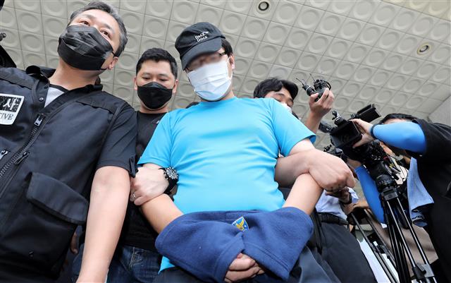 한낮에 서울 관악구 신림동 공원 인근 등산로에서 여성을 무차별적으로 폭행하고 성폭행한 혐의를 받는 30대 최모씨가 19일 오후 영장실질심사를 받기 위해 서울 관악경찰서를 나서고 있다.  경찰 조사에서 최씨는 “강간을 목적으로 4개월 전에 인터넷을 통해 너클을 구매했다”면서 “집과 가까워 자주 방문했던 범행현장에서 피해자를 발견해 범행을 저질렀다”고 진술한 것으로 확인됐다. 2023.8.19. 뉴스1