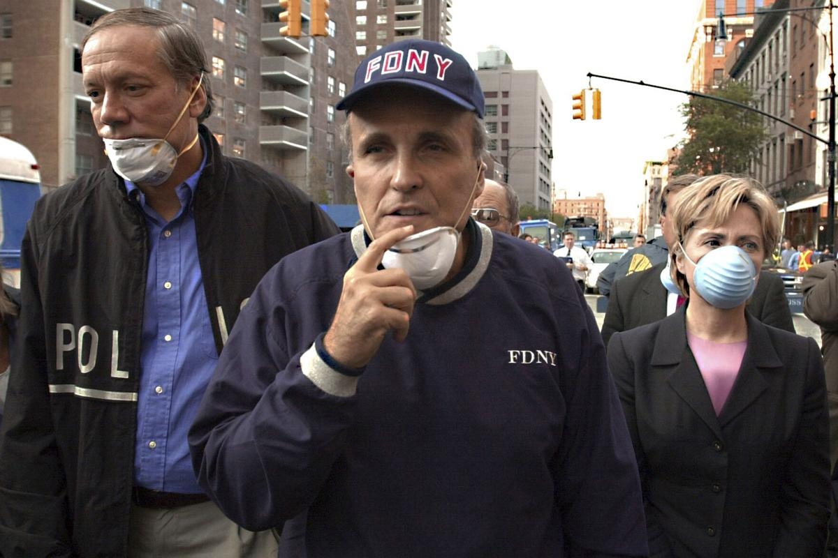 루돌프 줄리아니(가운데) 뉴욕 시장이 지난 2001년 9·11 테러 다음날 조지 파타키 뉴욕 주지사, 힐러리 클린턴 상원의원(민주 뉴욕주)과 함께 세계무역센터 붕괴 현장을 둘러보고 있다. AP 자료사진 연합뉴스