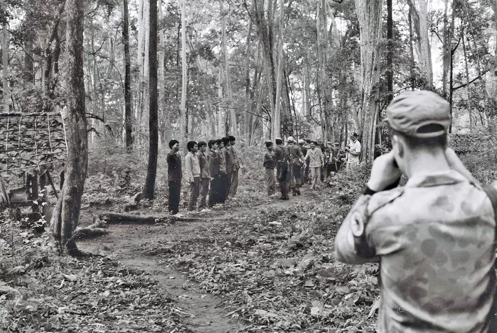 1992년 네이트 테이어가 캄보디아 정글을 찾아 FULRO 전사들을 취재하고 있다. 　마이클 헤이예스 제공 　영국 BBC 홈페이지 캡처