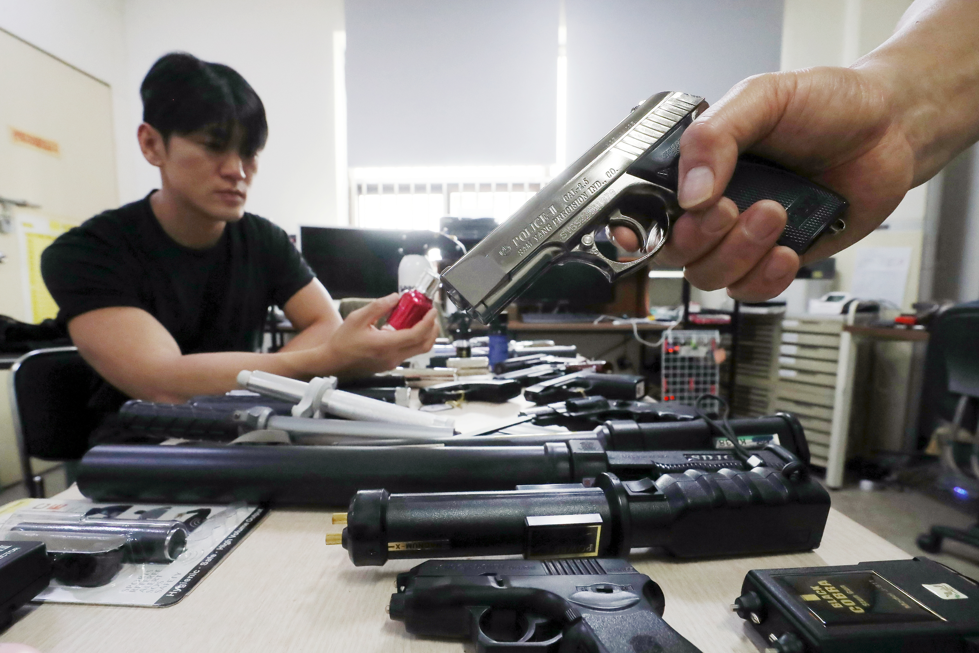 지난  6일 서울 구로구 금융안전관리공사 사무실에서 직원들이 가스총 등 호신용품을 정리하고 있다. 뉴스1