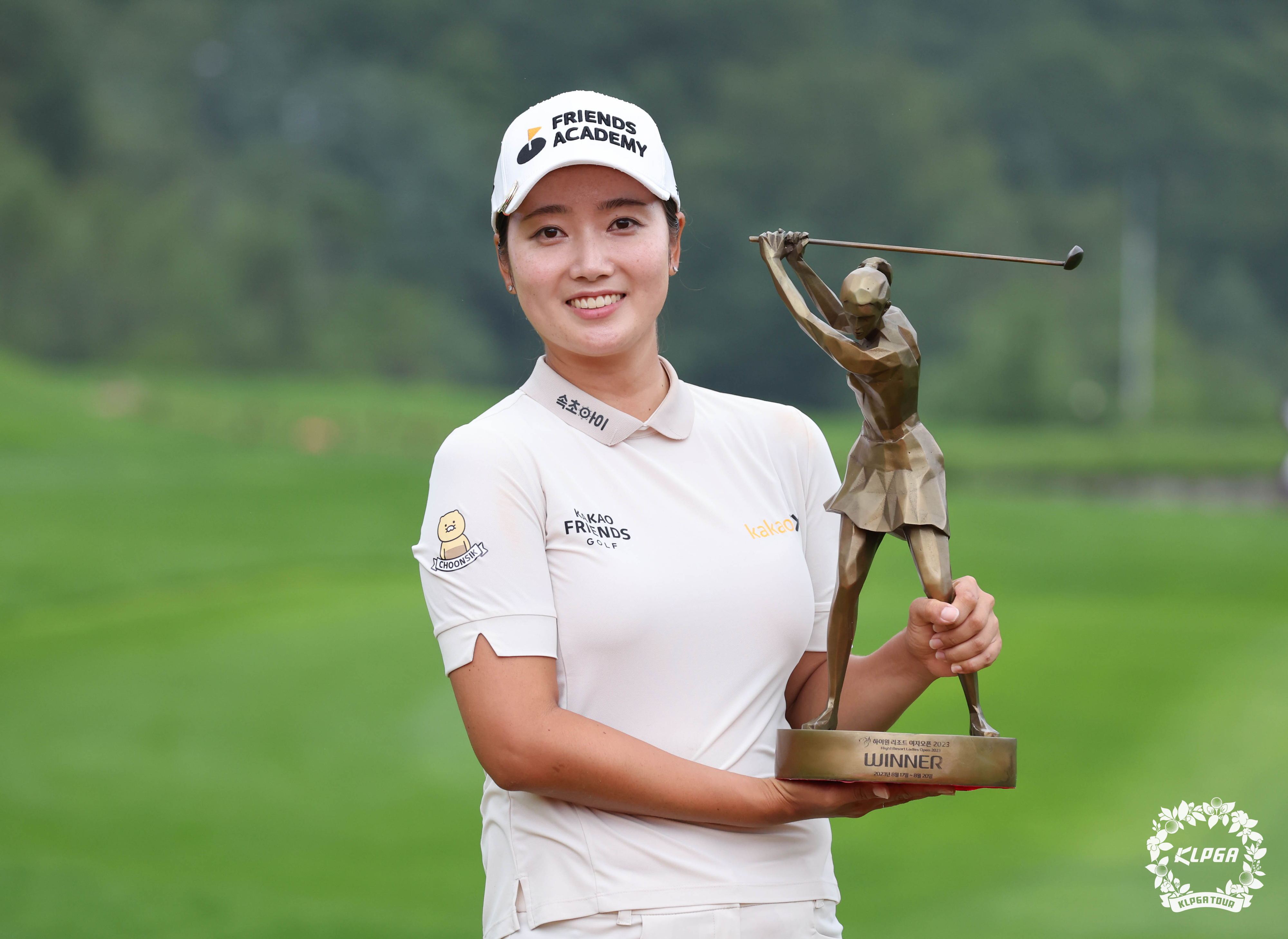 우승 트로피를 들고 환하게 웃고 있는 한진선. KLPGA 제공