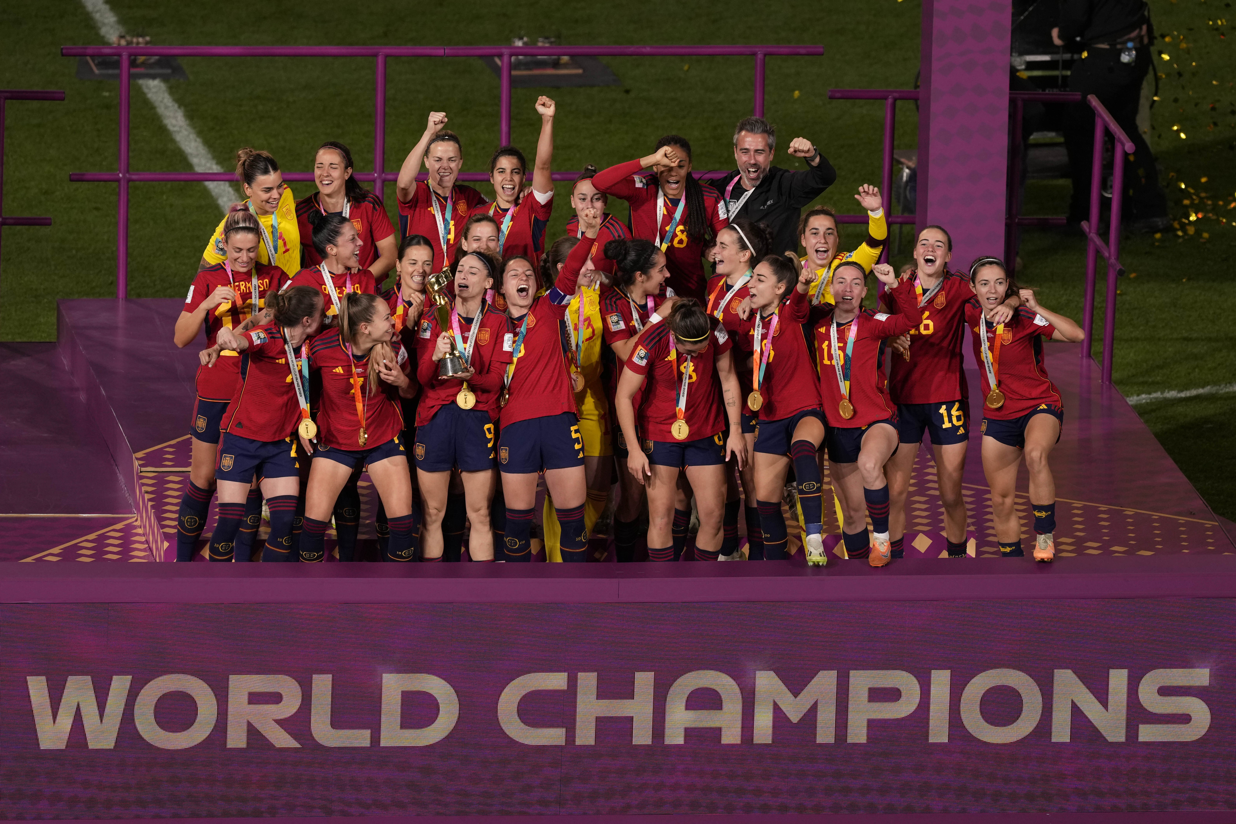 사상 처음 여자 월드컵에서 우승한 스페인. AP 연합뉴스