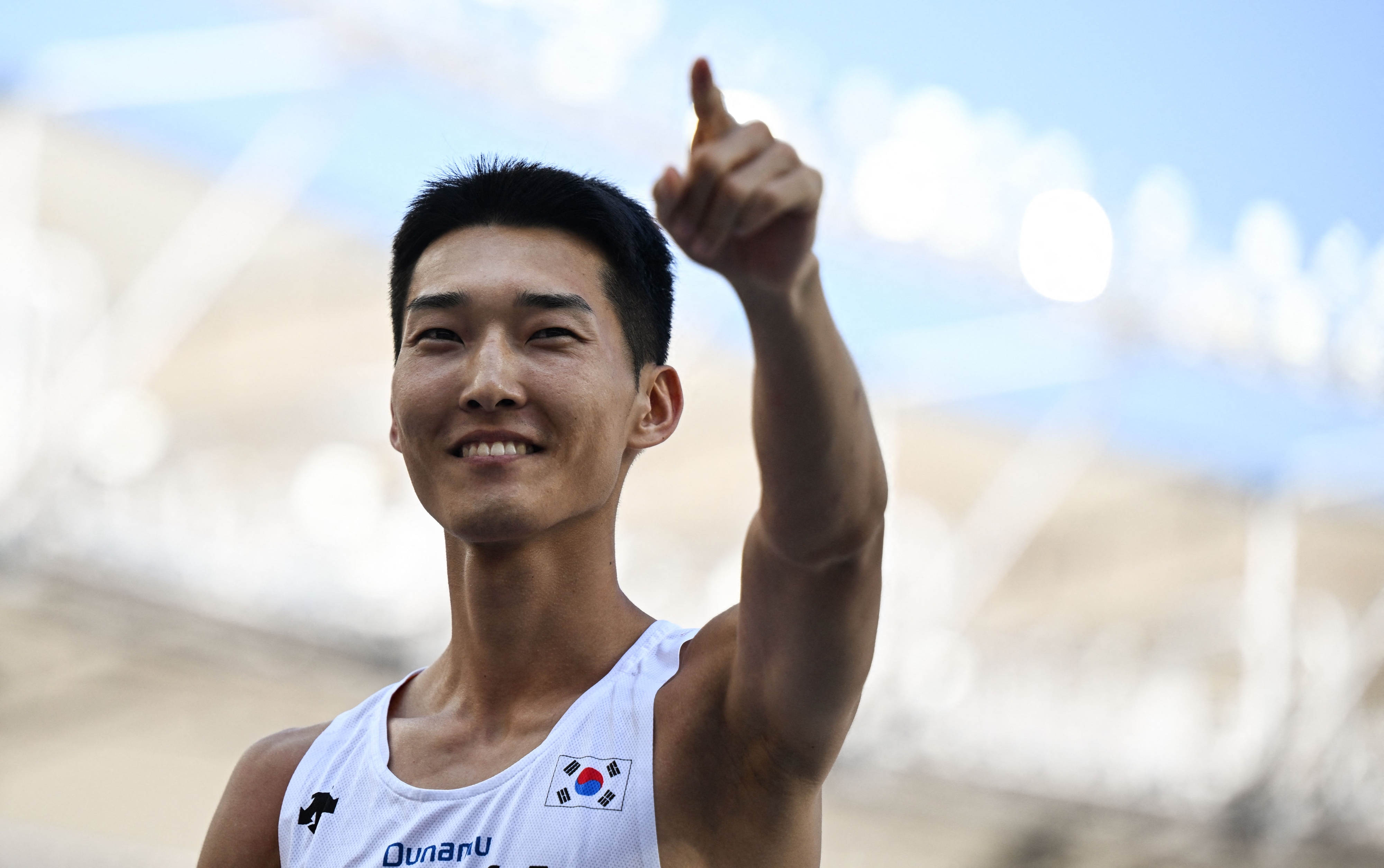 우상혁이 2023 세계선수권 남자 높이뛰기 예선을 통과한 뒤 세리머니하고 있다. AFP 연합뉴스