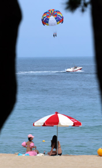 20일 폐장하는 강원 강릉시 경포해수욕장에서 피서객들이 막바지 무더위를 즐기고 있다. 지난달 1일 경포해수욕장을 시작으로 개장한 강원 동해안 85개 해수욕장은 속초지역 3개를 제외하고는 이날 모두 폐장한다. 2023.8.20 연합뉴스