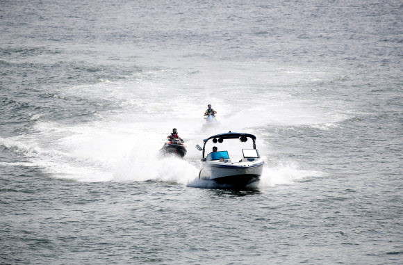 무더위가 이어진 20일 포항 영일대 해수욕장에서 제트스키를 탄 이들이 시민들에게 즐거움을 선사하고 있다. 2023.8.20 연합뉴스