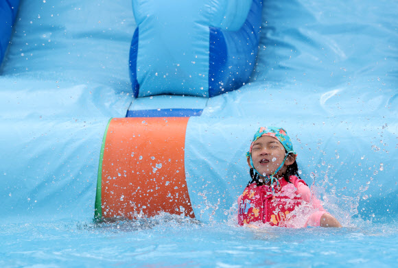 전국에 무더위가 이어진 20일 오전 서울 영등포구 여의도한강공원에서 한 아이가 미끄럼틀을 타고 있다. 2023.8.20 연합뉴스
