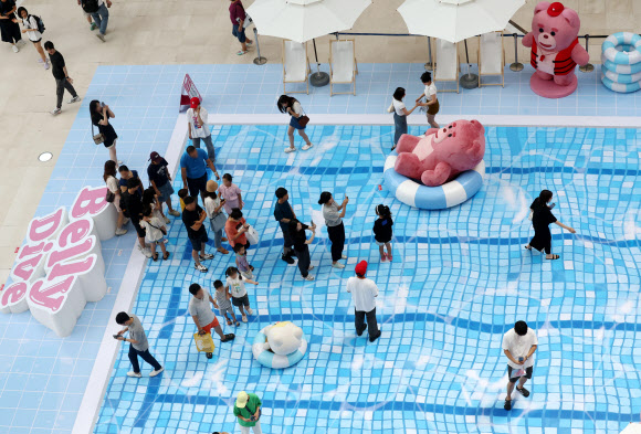 연일 폭염의 날씨가 이어지고 있는 20일 서울 시내의 한 대형 쇼핑몰을 찾은 시민들이 더위를 피해 즐거운 시간을 보내고 있다. 2023.8.20 연합뉴스