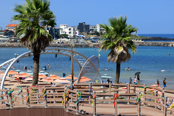 20일 오전 제주시 이호해수욕장을 찾은 피서객이 늦여름 정취를 즐기고 있다. 2023.8.20 연합뉴스