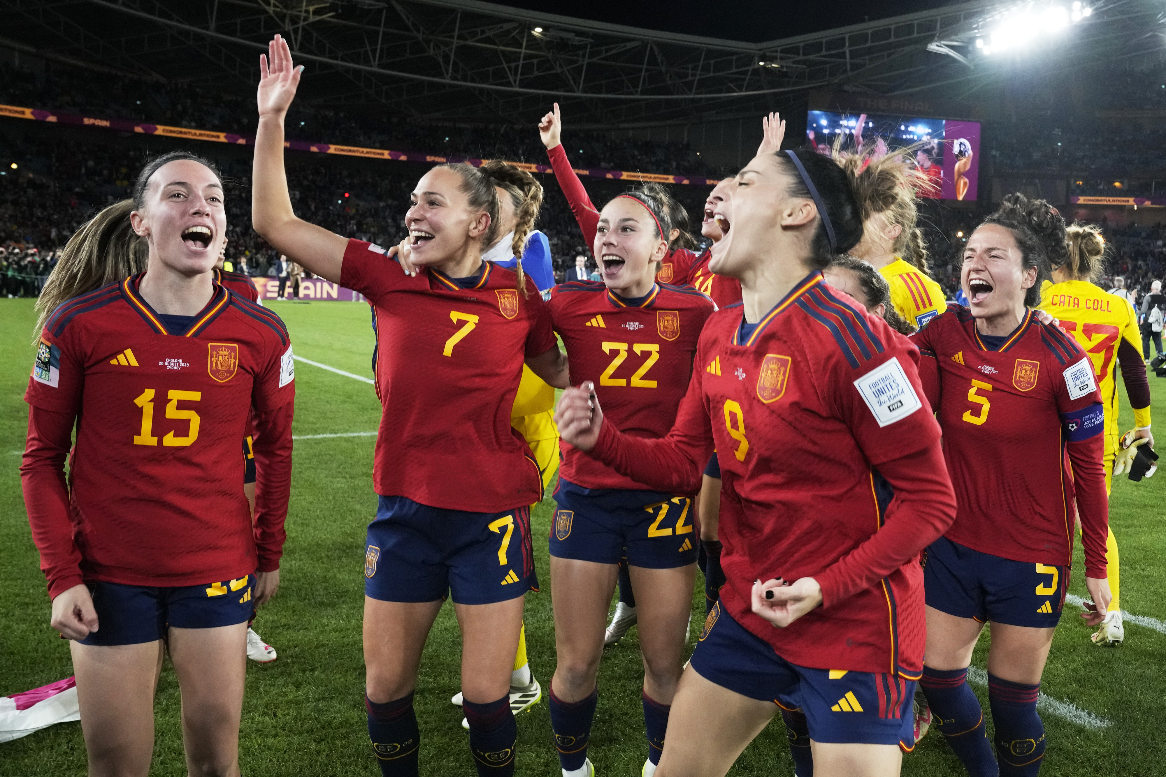 스페인 축구대표팀 선수들이 20일(한국시간) 호주 시드니의 스타디움 오스트레일리아에서 열린 2023 호주·뉴질랜드 여자 월드컵 결승전에서 잉글랜드를 1-0으로 꺾고 우승을 확정한 뒤 기뻐하고 있다. 시드니 AP 연합뉴스