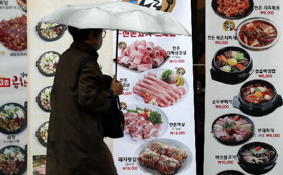 9월 서비스 물가 상승 속에 외식 물가 상승률이 30년 만에 최고치를 기록했다. 9일 오후 서울 시내 한 음식점 앞에 음식 메뉴 가격이 게시돼 있다. 2022.10.09 뉴시스