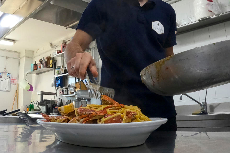 이탈리아 토스카나 해안 지대 오르베텔로의 한 식당 주방 조리대에 14일(현지시간) 바다게 파스타 요리가 놓여 있다. 오르베텔로 AP 연합뉴스