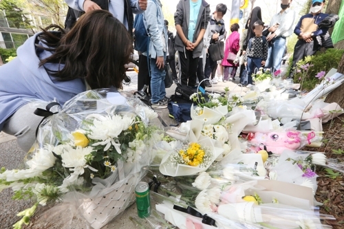 음주운전에 숨진 배승아양 사고 현장에 시민들이 편지, 꽃, 과자 등을 놓고 추모하고 있다.