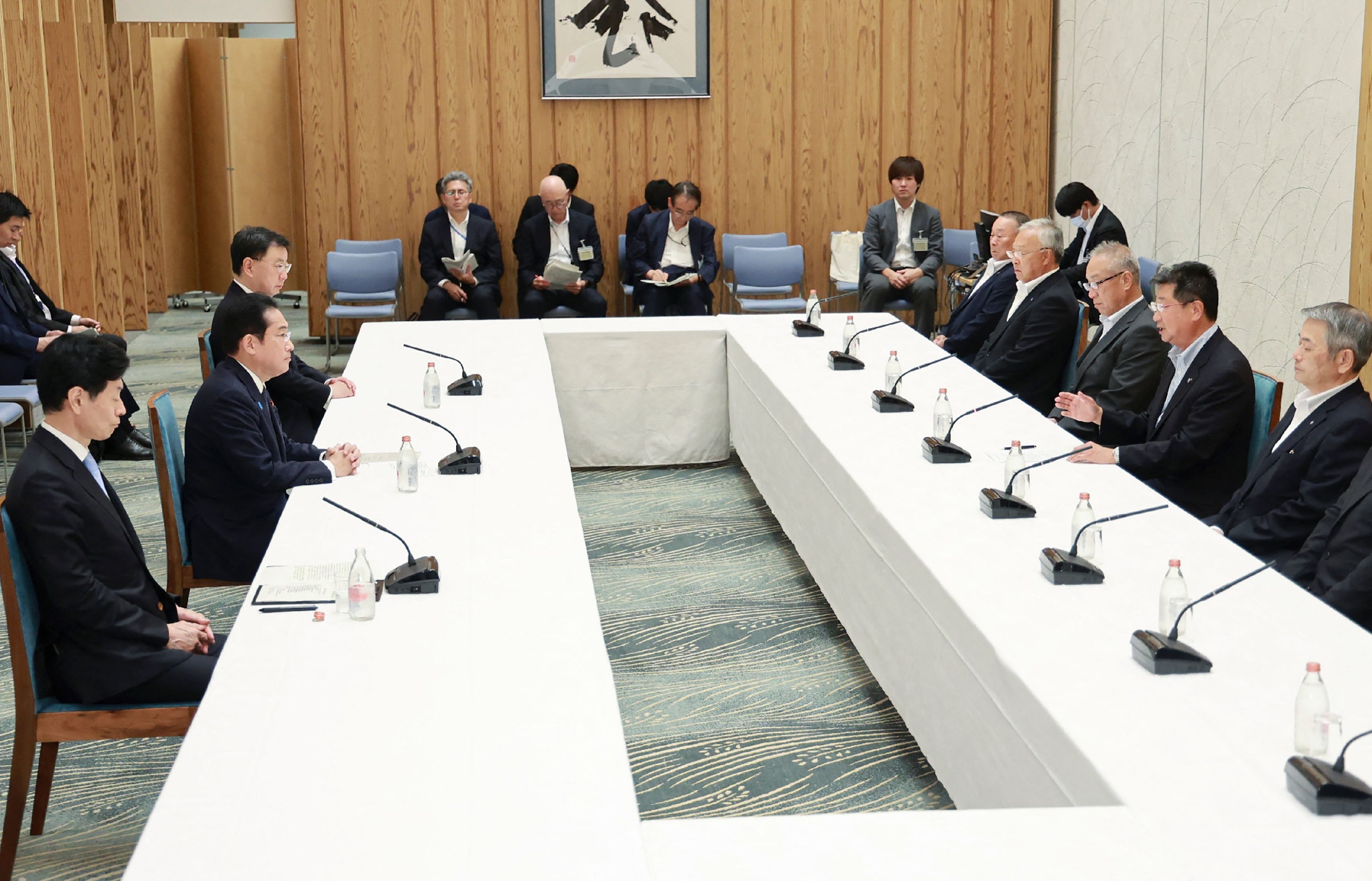 기시다 후미오(왼쪽 두번째) 일본 총리가 21일 총리 관저에서 사카모토 마사노부(오른쪽 두번째) 회장 등 전국어업협동조합연합회(전어련) 관계자들을 만나 오염수 방류 계획의 안전성을 설명하고 있다. 맨 왼쪽은 니시무라 야스토시 경제산업상. 2023.8.21.  AFP 연합뉴스