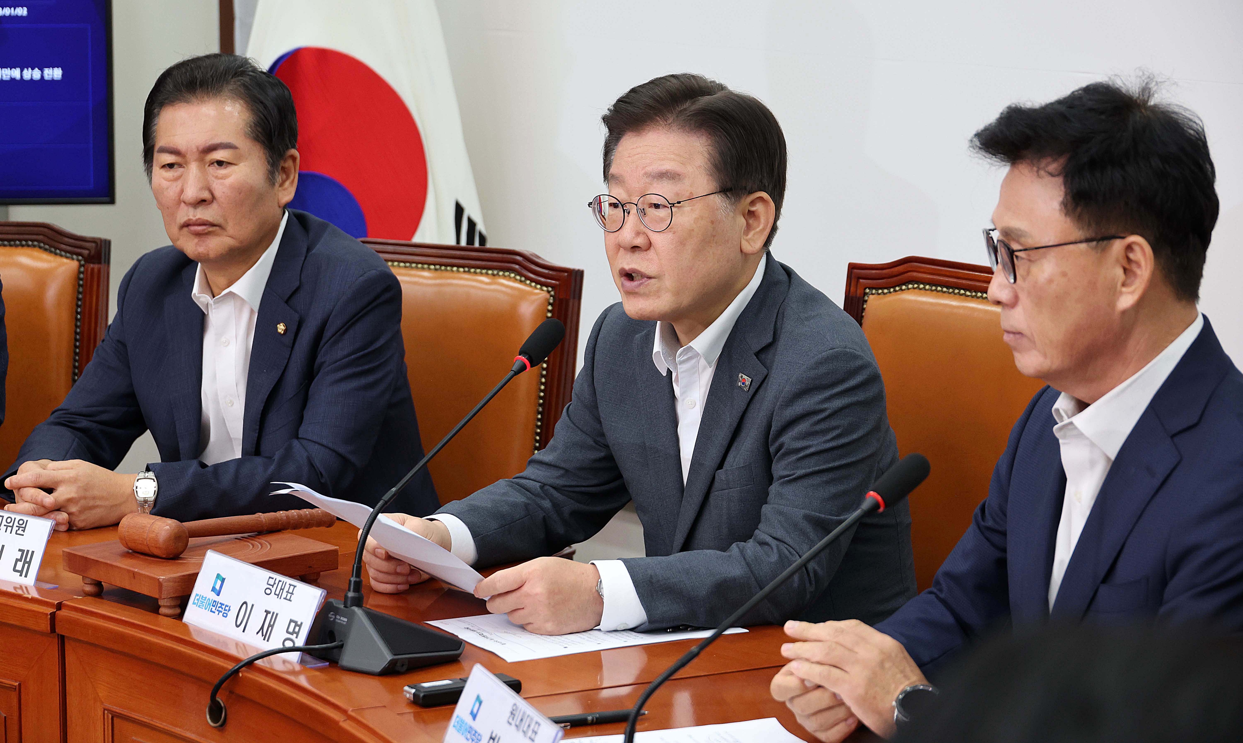 이재명(가운데) 더불어민주당 대표가 21일 민주당 최고위원회의에서 발언하는 모습. 오장환 기자