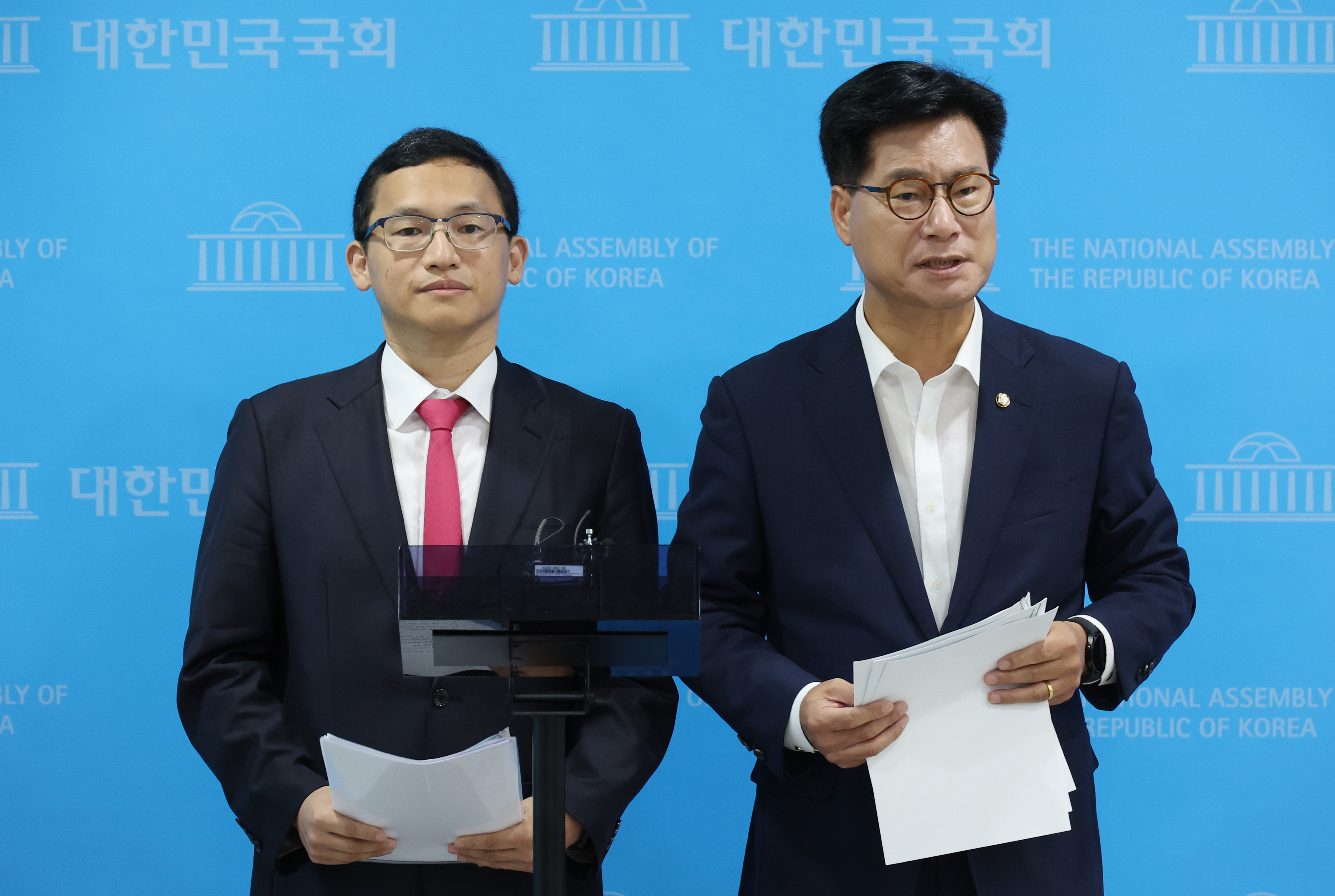 정우성(왼쪽) 국민의힘 과학기술특별위원회 위원장과 김영식 부위원장이 21일 국회에서 브리핑을 하고 있다. 연합뉴스