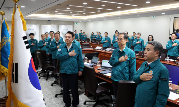 국기에 경례하는 윤석열 대통령