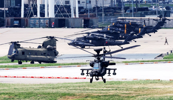 한미가 ‘을지 자유의 방패’ (UFS·을지프리덤실드) 연합연습을 개시한 21일 경기도 평택시 캠프 험프리스에서 아파치 헬기가 이동하고 있다. 2023.8.21 연합뉴스