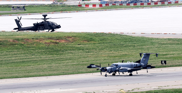 한미가 ‘을지 자유의 방패’ (UFS·을지프리덤실드) 연합연습을 개시한 21일 경기도 평택시 캠프 험프리스에서 아파치 헬기와 RC-12X 가드레일 정찰기가 이동하고 있다. 2023.8.21 연합뉴스