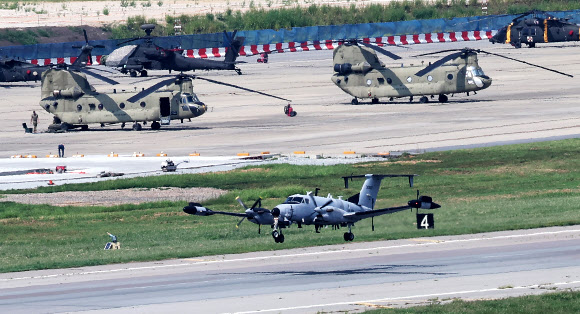 한미가 ‘을지 자유의 방패’ (UFS·을지프리덤실드) 연합연습을 개시한 21일 경기도 평택시 캠프 험프리스에서 RC-12X 가드레일 정찰기가 이륙하고 있다. 2023.8.21 연합뉴스