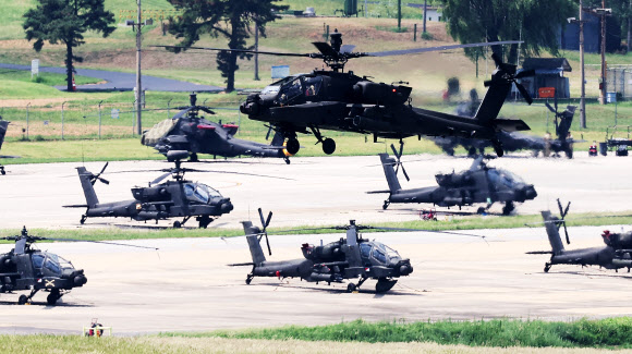 한미가 ‘을지 자유의 방패’ (UFS·을지프리덤실드) 연합연습을 개시한 21일 경기도 평택시 캠프 험프리스에서 아파치 헬기가 이동하고 있다. 2023.8.21 연합뉴스