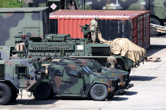 한미연합연습 ‘을지 자유의 방패’(UFS?을지프리덤실드)가 시작된 21일 경기도 동두천시의 주한미군기지에서 장갑차 등 군차량들이 대기하고 있다. 2023.8.21 연합뉴스