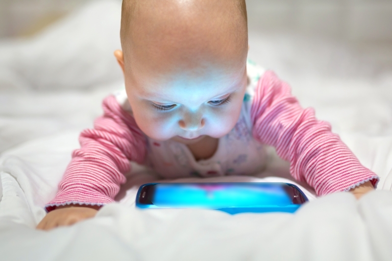 스마트폰을 보고 있는 아기 자료사진. 123RF