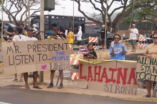 조 바이든 미국 대통령이 산불 참사를 겪은 하와이 마우이섬을 방문한 21일(현지시간) 섬 주민들이 정부 늑장 대응에 대한 항의 표시로 ‘대통령은 주민들에 귀 기울이라’, ‘라하이나는 강하다’는 팻말을 들고 서 있다.  마우이 로이터 연합뉴스