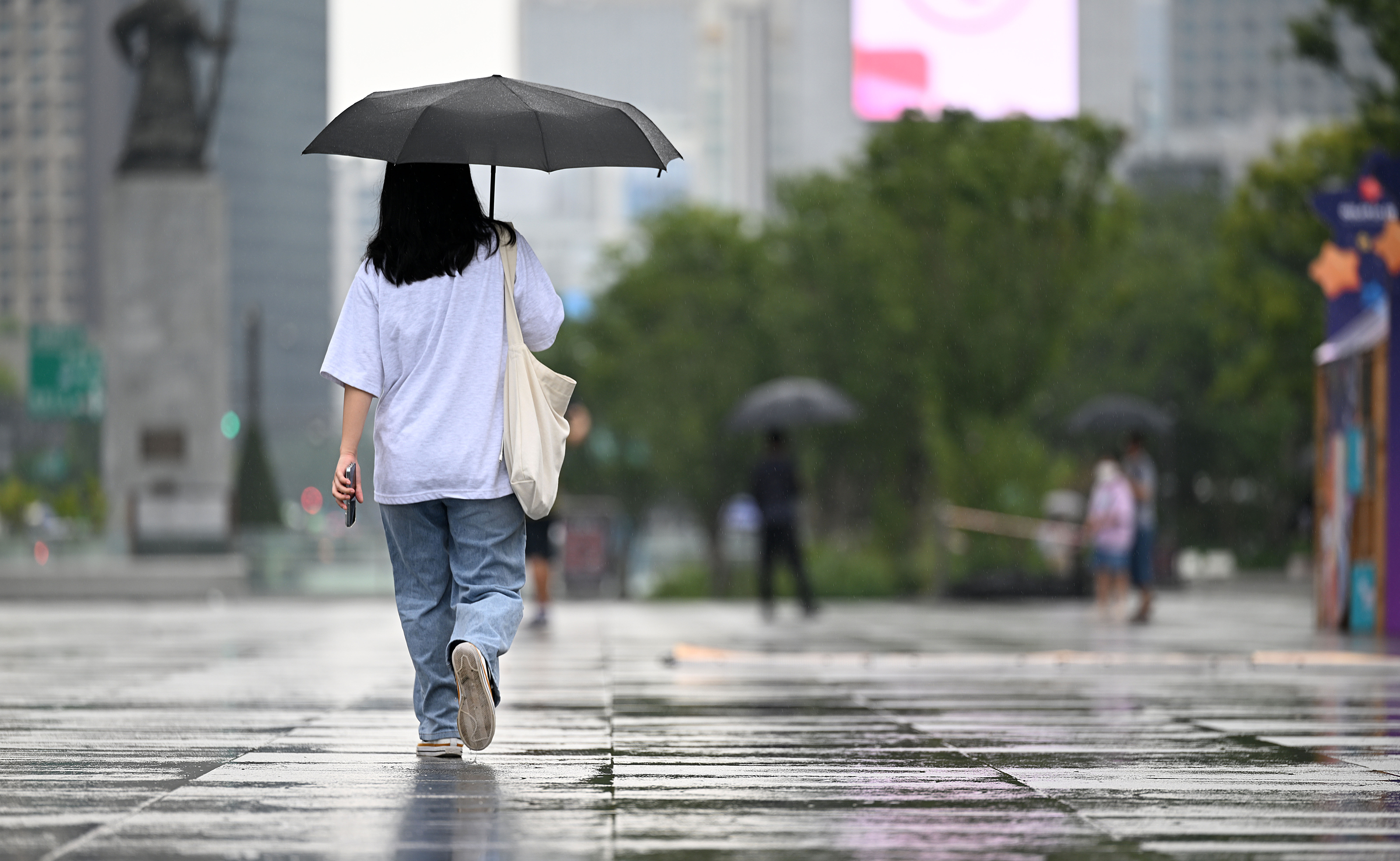 비가 내리는 22일 서울 광화문광장에서 시민들이 우산을 쓴 채 발걸음을 옮기고 있다. 2023.8.22 오장환 기자