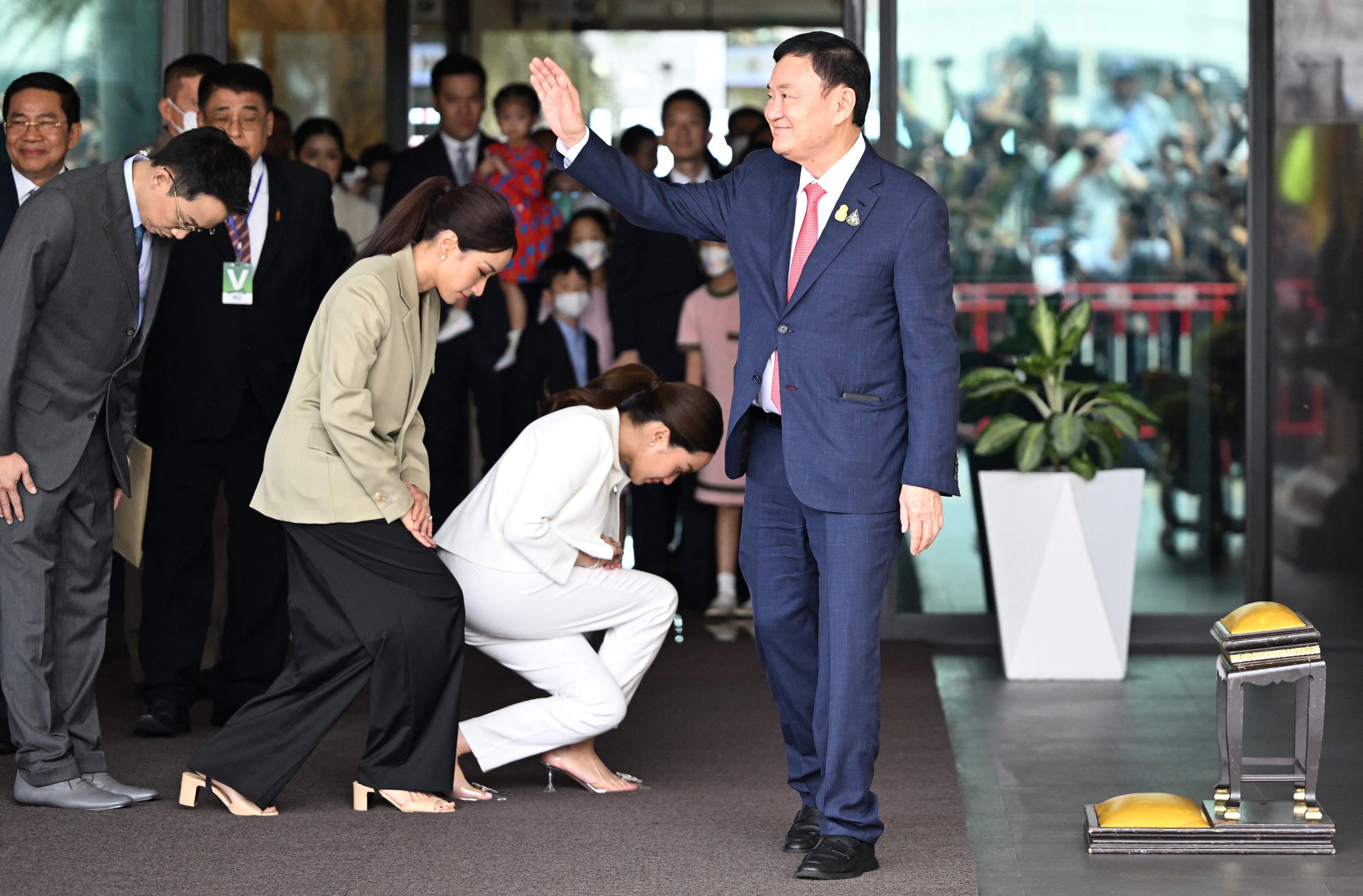 탁신 친나왓(오른쪽) 전 태국 총리가 22일 전용 제트기를 타고 방콕 돈므앙 공항에 도착해 막내딸인 패통탄(오른쪽 두 번째) 프아타이당 의원 등 가족과 지지자들에게 인사하고 있다. 방콕 AFP 연합뉴스