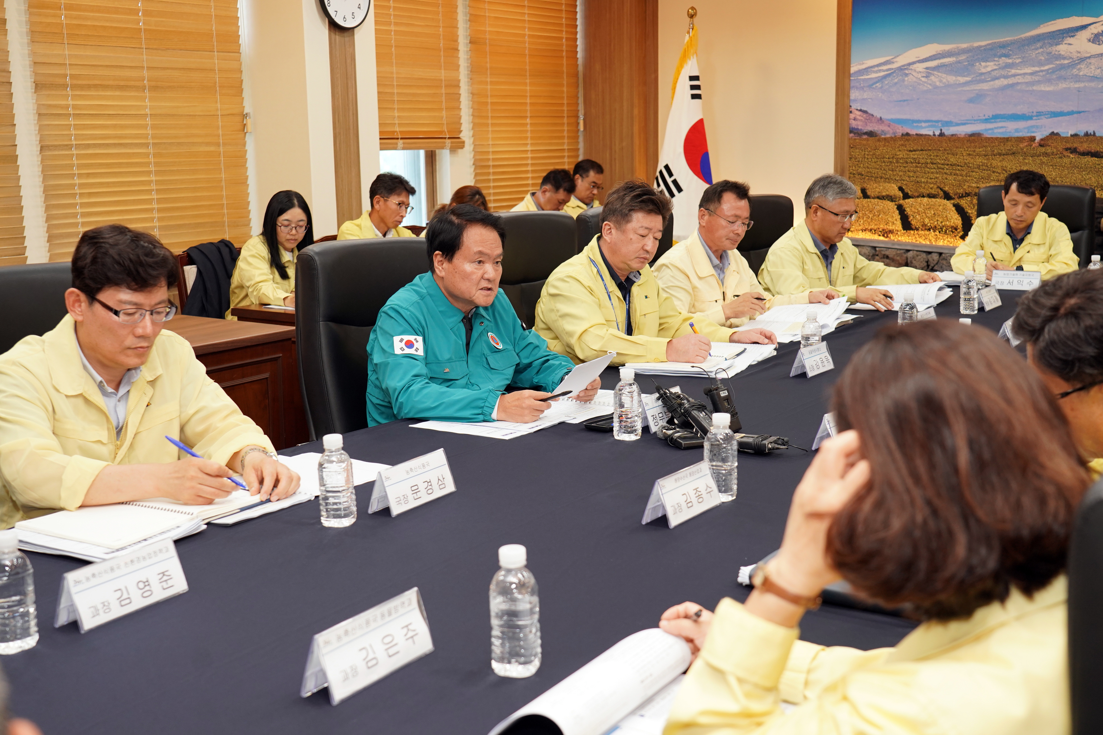 김희현 정무부지사는 22일 오후 제주도청 본관 2층 백록홀에서 일본 후쿠시마 원전 오염수 방류 관련 긴급 현안회의 및 1차산업 분야 현안업무 토론회의를 주재하고 있다. 제주도 제공