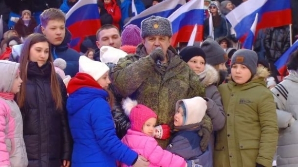 22일(현지시간) 러시아 모스크바 루즈니키 스타디움에서 열린 ‘조국 수호자에게 영광을’ 콘서트에 등장한 우크라이나 소녀가 선전전을 위해 동원됐을 가능성을 점쳤다. 이날 무대에는 우크라이나 동부 돈바스에서 어린이 367명을 ‘해방’시킨 걸로 알려진 러시아 군인 유리 가가린이 우크라이나 동부 돈바스 도네츠크에서 데려온 어린이들을 이끌고 무대에 올랐다. 2023.2.22 오보즈레바텔