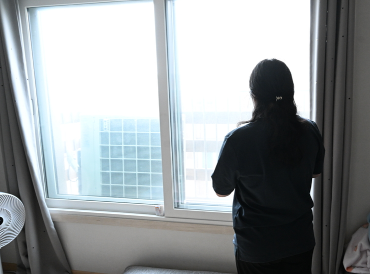 지난달 18일 인천 미추홀구의 전세사기 피해 주택에 거주 중인 이미연(37·가명)씨가 창밖을 내다보고 있다. 이씨는 전세사기 피해 사실을 알고 난 후 공황장애와 우울증을 앓고 있다.  안주영 전문기자
