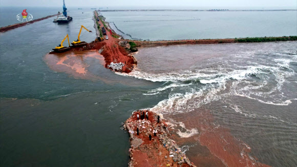 김정은 북한 국무위원장이 지난 21일 평안남도 간석지건설종합기업소 안석간석지 피해복구 현장을 현지지도 했다고 조선중앙통신이 22일 보도했다. 이곳은 간석지 제방 배수 구조물 설치 공사가 제대로 이뤄지지 않아 바닷물에 제방이 파괴되면서 간석지 구역이 침수됐다고 한다. 2023.8.22. 조선중앙TV 화면·연합뉴스