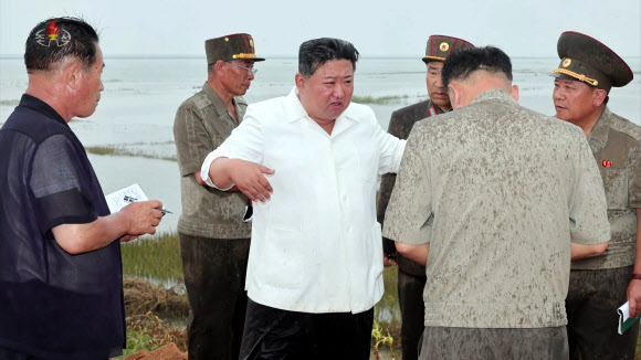 김정은 북한 국무위원장이 지난 21일 평안남도 간석지건설종합기업소 안석간석지 피해복구 현장을 현지지도 했다고 조선중앙통신이 22일 보도했다. 이곳은 간석지 제방 배수 구조물 설치 공사가 제대로 이뤄지지 않아 바닷물에 제방이 파괴되면서 간석지 구역이 침수됐다고 한다. 2023.8.22. 조선중앙TV 화면·연합뉴스
