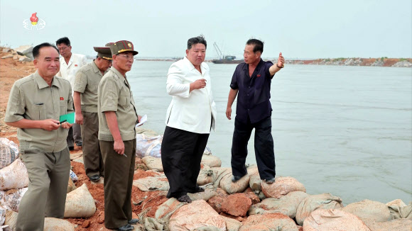 김정은 북한 국무위원장이 지난 21일 평안남도 간석지건설종합기업소 안석간석지 피해복구 현장을 현지지도 했다고 조선중앙통신이 22일 보도했다. 이곳은 간석지 제방 배수 구조물 설치 공사가 제대로 이뤄지지 않아 바닷물에 제방이 파괴되면서 간석지 구역이 침수됐다고 한다. 2023.8.22. 조선중앙TV 화면·연합뉴스