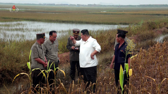 김정은 북한 국무위원장이 지난 21일 평안남도 간석지건설종합기업소 안석간석지 피해복구 현장을 현지지도 했다고 조선중앙통신이 22일 보도했다. 이곳은 간석지 제방 배수 구조물 설치 공사가 제대로 이뤄지지 않아 바닷물에 제방이 파괴되면서 간석지 구역이 침수됐다고 한다. 2023.8.22. 조선중앙TV 화면·연합뉴스